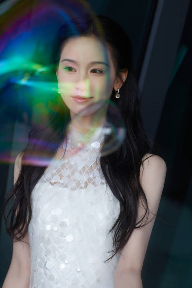 陈都灵穿亮片露背裙洁白优雅 秀婀娜身姿仙气十足